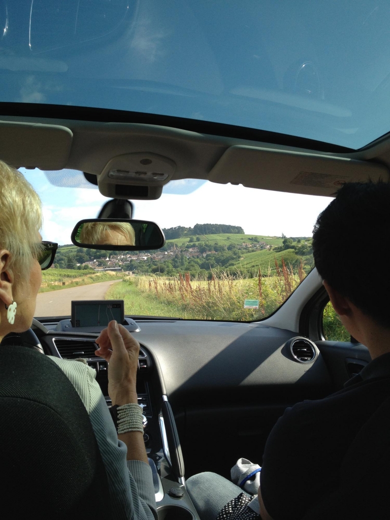 Colette Barbier en voiture avec une client sur la route des vins de Bourgogne
